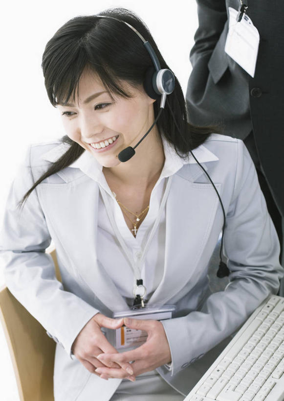 东方人,一个人,商务人士,商务女性,办公室,坐,笑,微笑,露齿笑,竖图,俯视,室内,白天,通讯,客服,键盘,家具,桌子,亚洲,仅一个年轻女性,仅一个女性,仅一个人,握,套装,信息,办公桌,话务员,注视,黄种人,输入设备,通讯设备,耳机,耳麦,话筒,观察,看,服务,握着,通信,观看,协调,察看,麦克风,头戴式耳麦,关注,销售,通信设备,商务装,工薪阶层,客服人员,电话销售,办公家具,接待员,客户服务,年轻女性,女人,女性,亚洲人,白领,接线员,上班族,坐着,半身,彩图,高角度拍摄,头戴式耳机