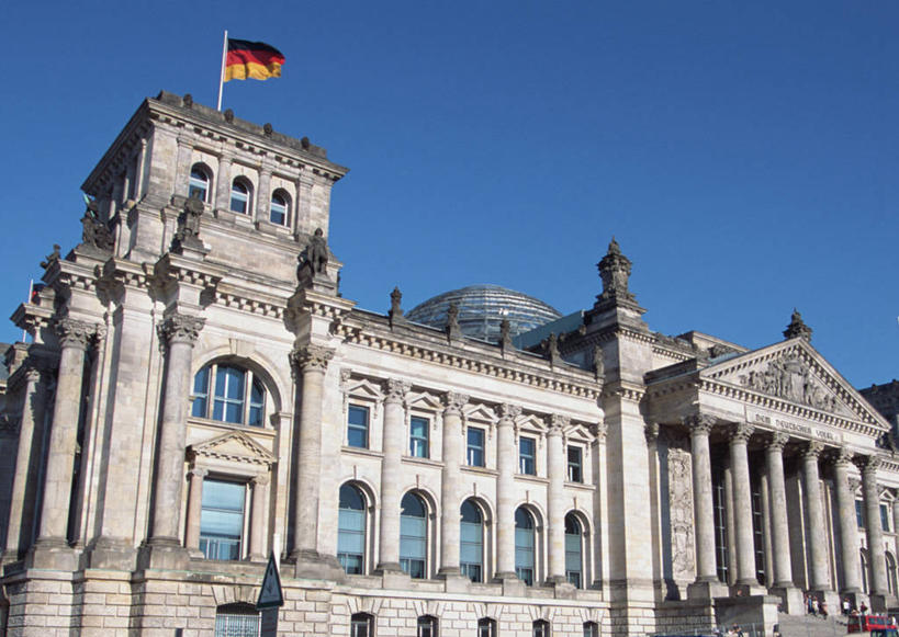 无人,横图,室外,白天,仰视,旅游,度假,窗户,标志建筑,地标,建筑,旗帜,国旗,雕塑,德国,欧洲,一排,许多,艺术,整齐,装饰,雕刻,雕像,首都,娱乐,建设,国会大厦,柏林,玻璃窗,排列,工艺品,享受,休闲,旅游胜地,放松,纪念,美术,西欧,队列,主题,陈列,国会大楼,德意志联邦共和国,德国国旗,议会大厦,议会大楼,首都大厦,州议会大厦,州政府,州会议厅,功能,美学,柏林州,德国国会大厦,旗,彩图,低角度拍摄,三色旗