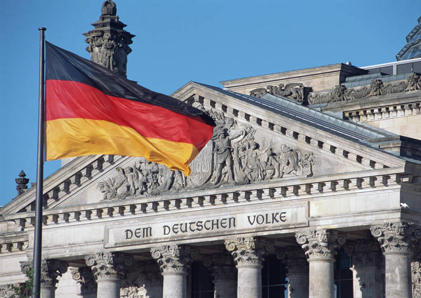 无人,横图,室外,特写,白天,仰视,旅游,度假,窗户,标志建筑,地标,建筑,旗帜,国旗,雕塑,德国,欧洲,一排,许多,艺术,整齐,装饰,雕刻,雕像,首都,娱乐,建设,国会大厦,柏林,玻璃窗,排列,工艺品,享受,休闲,旅游胜地,放松,纪念,美术,西欧,队列,主题,陈列,国会大楼,德意志联邦共和国,德国国旗,议会大厦,议会大楼,首都大厦,州议会大厦,州政府,州会议厅,功能,美学,柏林州,德国国会大厦,旗,彩图,低角度拍摄,三色旗