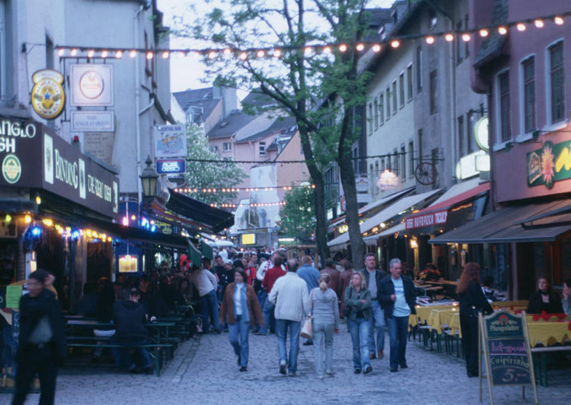 商店,走,横图,彩色,室外,白天,正面,度假,美景,城市风光,城市,霓虹灯,水果,德国,欧洲,行人,游客,游人,阴影,服装,新鲜,光线,伞,影子,雨伞,遮阳伞,景观,灯光,生食,食品,果实,七彩,许多人,注视,休闲装,娱乐,光源,阳伞,商铺,霓虹,路人,旅客,灯,食物,衣服,观察,看,一群人,享受,休闲,休闲服,景色,放松,服饰,有机食品,绿色食品,观看,察看,太阳伞,照明设备,西欧,关注,德意志联邦共和国,氖灯,市肆,商号,过客,萨克森.安哈尔特,萨克森.安哈尔特州,男人,男性,年轻男性,年轻女性,女人,女性,步行,散步,走路,彩图,全身,店铺