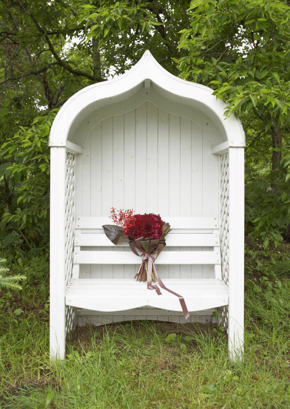 无人,竖图,室外,白天,正面,婚礼,快乐,草地,草坪,植物,椅子,庆祝,盛开,捧花,手捧花,结婚,花蕾,草,花,花瓣,花朵,鲜花,树,树木,红色,绿色,自然,花束,花苞,花蕊,喜庆,生长,成长,纪念,婚礼捧花,彩图,高兴