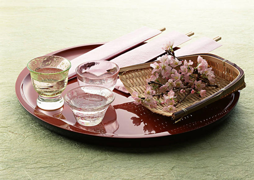 清酒,无人,交叉,横图,俯视,室内,特写,白天,幸福,纯洁,餐桌,筷子,桌子,樱花,竹子,杯子,餐具,阴影,竹制,盛开,编织,反射,碟子,篮子,盘,影子,酒类,花蕾,文化,传统,玻璃制品,酒,花,花瓣,花朵,鲜花,饮料,粉色,盘子,水杯,竹篮,碟,花苞,花蕊,餐台,等待,竹条,礼节,交织,竹制品,生命,礼仪,仙樱花,福岛樱,青肤樱,高尚,热烈,穿插,玻璃杯,进餐用具,荆桃,彩图,高角度拍摄