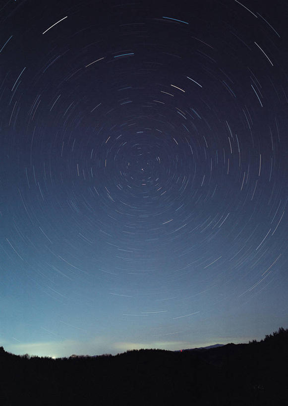 无人,竖图,室外,夜晚,正面,神秘,宇宙,极光,山,山脉,星空,夜景,山峰,山峦,背光,辉煌,浪漫,美丽,自然,群山,灿烂,星座,气象,华丽,美好,天文,占卜,神奇,逆光,天文学,绚烂,星相,占星,光耀,仙后座,极光带,极光弧,极光幔,极光芒,极光片,星夜,夜空,彩图
