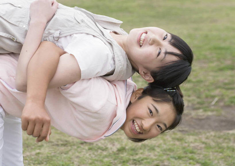 东方人,背,两个人,伙伴,朋友,笑,微笑,露齿笑,横图,室外,白天,侧面,友谊,草地,草坪,植物,亚洲,阴影,服装,光线,影子,注视,休闲装,黄种人,草,衣服,绿色,阳光,背着,观察,看,手挽手,休闲,休闲服,服饰,观看,察看,关注,背负,友情,年轻女性,女人,女性,亚洲人,半身,彩图