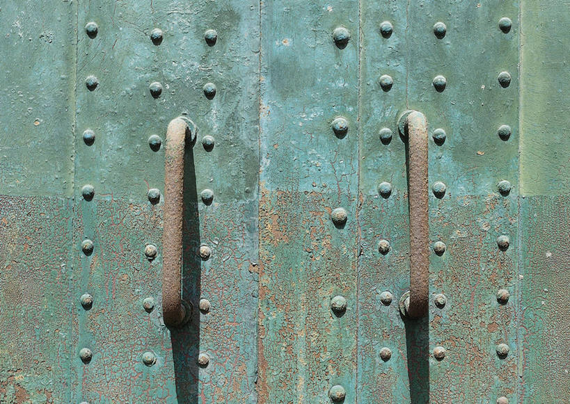 无人,横图,室外,特写,白天,正面,建材,门,建筑,静物,阴影,生锈,反射,钢材,纹路,金属,材料,纹理,影子,两个,绿色,把手,门把手,门框,建造,门把,钢板,腐蚀,侵蚀,肌理,腐化,锈迹斑斑,拉手,彩图