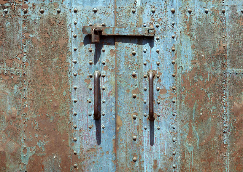 无人,横图,室外,特写,白天,正面,安全,建材,门,建筑,静物,阴影,生锈,反射,钢材,纹路,金属,材料,门闩,纹理,影子,防护,锁,两个,一个,蓝色,把手,门把手,门框,建造,单个,保护,门把,钢板,腐蚀,侵蚀,挂锁,保险,私密,肌理,保全,周全,安稳,安定,防盗,腐化,锈迹斑斑,平安,拉手,彩图