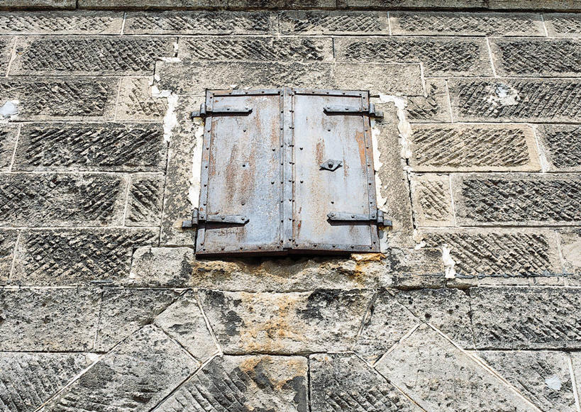 无人,横图,室外,特写,白天,仰视,建材,窗户,建筑,静物,一排,许多,整齐,并列,并排,钢材,纹路,金属,材料,门闩,纹理,砖,砖块,墙,很多,墙壁,墙面,排列,砖头,建造,钢板,队列,平行,肌理,石料,彩图,低角度拍摄,砌墙砖