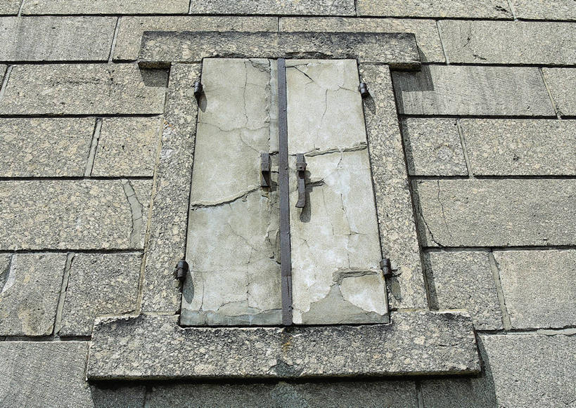 无人,横图,室外,特写,白天,仰视,建材,窗户,建筑,静物,一排,许多,整齐,并列,并排,纹路,材料,门闩,纹理,砖,砖块,墙,很多,墙壁,墙面,排列,砖头,建造,队列,平行,肌理,石料,彩图,低角度拍摄,砌墙砖