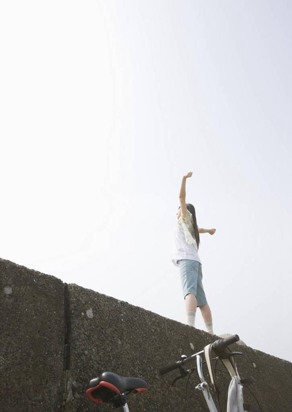 东方人,一个人,举,竖图,室外,白天,仰视,安全,自行车,亚洲,仅一个年轻女性,仅一个女性,仅一个人,一辆,阴影,服装,光线,影子,墙,防护,注视,休闲装,黄种人,墙壁,墙面,车,脚踏车,衣服,蓝色,蓝天,天空,阳光,交通工具,天,观察,看,托,休闲,休闲服,服饰,晴朗,观看,保护,察看,关注,载具,保险,防波堤,万里无云,保全,周全,安稳,安定,平安,年轻女性,女人,女性,亚洲人,晴空,晴空万里,举起,举手,举着,向上举,向上伸,向上托,彩图,低角度拍摄,全身,破浪堤