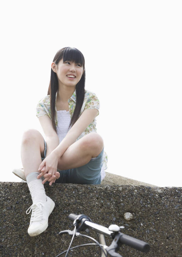 东方人,一个人,坐,笑,微笑,露齿笑,竖图,室外,白天,正面,安全,自行车,亚洲,仅一个年轻女性,仅一个女性,仅一个人,一辆,阴影,服装,光线,影子,墙,防护,注视,休闲装,黄种人,墙壁,墙面,车,脚踏车,衣服,蓝色,蓝天,天空,阳光,交通工具,天,观察,看,休闲,休闲服,搭,服饰,晴朗,观看,保护,察看,搭着,关注,载具,保险,防波堤,万里无云,保全,周全,安稳,安定,平安,年轻女性,女人,女性,亚洲人,晴空,晴空万里,坐着,彩图,全身,破浪堤