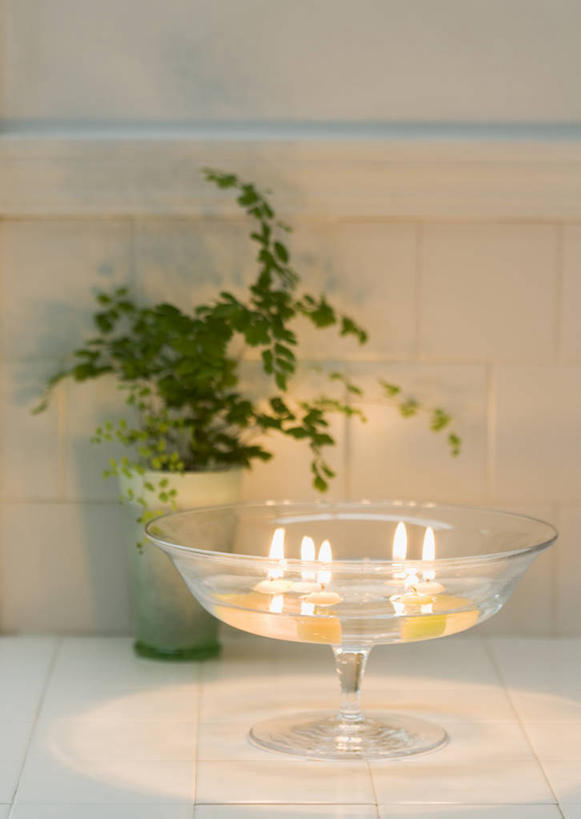 无人,竖图,室内,白天,正面,热情,植物,卫生间,浴室,餐具,火,蜡烛,碟子,火焰,盘,盆栽,盆景,燃烧,绿色,自然,盘子,香薰,碟,放松,芳香疗法,生长,成长,舒心,舒缓,养颜,减压,烛炬,香薰疗法,淋浴房,彩图,冲凉房,沐浴间,沐浴室,香薰蜡烛