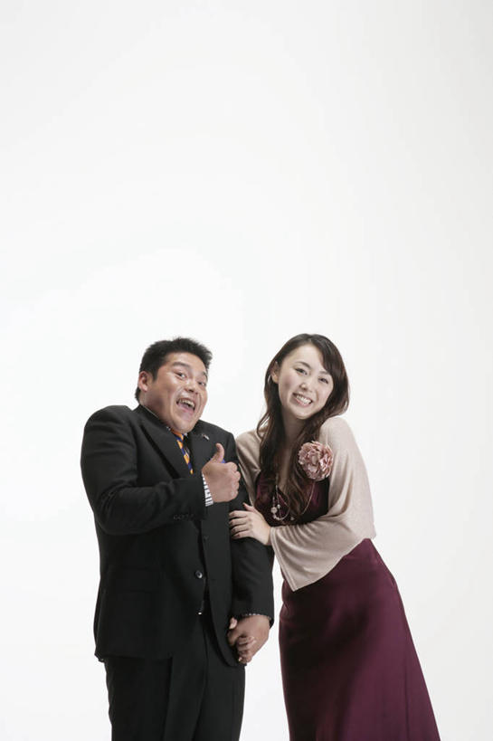 东方人,两个人,夫妻,商务人士,商务男性,站,笑,微笑,露齿笑,竖图,室内,白天,白色背景,正面,衬衫,爱情,亚洲,阴影,套装,反射,影子,浪漫,注视,黄种人,观察,看,手挽手,站着,恩爱,恋人,摄影,影棚,观看,察看,关注,商务装,工薪阶层,男人,男性,年轻女性,女人,女性,中年男性,亚洲人,夫妇,情侣,白领,上班族,站立,半身,彩图,影棚拍摄,衬衣,拍摄,伴侣