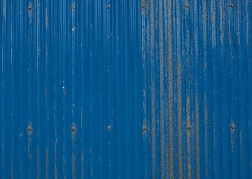 无人,横图,室外,特写,白天,正面,建材,建筑,静物,一排,条纹,整齐,生锈,透明,钢材,纹路,金属,材料,纹理,线条,墙,墙壁,墙面,排列,蓝色,建造,镀锌钢板,钢板,腐蚀,侵蚀,镀锌,队列,肌理,理智,沉静,冷色,高深,冷淡,腐化,锈迹斑斑,彩图,镀锌板,防腐