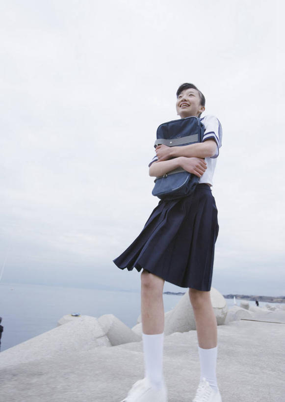 东方人,一个人,学生,站,双手交叉,竖图,室外,白天,正面,裙子,制服,海浪,海洋,石头,书籍,亚洲,仅一个年轻女性,仅一个女性,仅一个人,握,服装,石子,墙,浪花,注视,黄种人,领巾,堤坝,长裙,墙壁,墙面,蓝色,蓝天,天空,海水,天,观察,看,站着,校服,握着,晴朗,观看,半身裙,察看,双手抱胸,关注,海景,水手服,学生服,万里无云,年轻女性,女人,女性,亚洲人,书,图书,大海,风浪,海,海水的波动,近岸浪,石块,岩石,涌浪,晴空,晴空万里,站立,彩图,全身,领饰,女生校服,女子校服,日本校服,水兵服,防洪堤