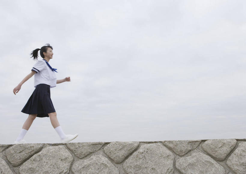 东方人,一个人,学生,走,横图,室外,白天,仰视,裙子,制服,石头,亚洲,仅一个年轻女性,仅一个女性,仅一个人,阴影,服装,光线,石子,影子,墙,云,云朵,云彩,注视,黄种人,领巾,堤坝,墙壁,墙面,蓝色,白云,蓝天,天空,阳光,天,观察,看,校服,短裙,晴朗,观看,半身裙,百褶裙,察看,关注,水手服,学生服,年轻女性,女人,女性,亚洲人,石块,岩石,晴空,步行,散步,走路,彩图,低角度拍摄,全身,领饰,女生校服,女子校服,日本校服,水兵服,防洪堤