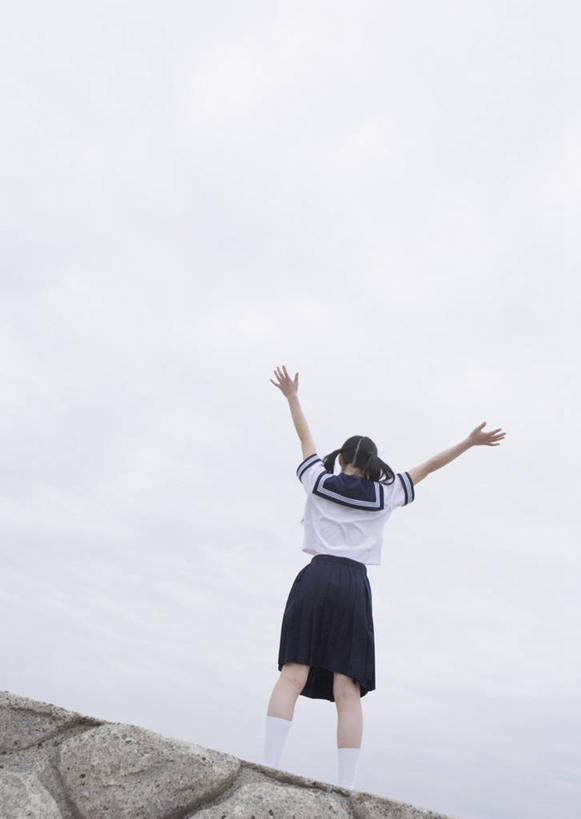 东方人,一个人,学生,站,举,竖图,室外,白天,仰视,裙子,制服,石头,亚洲,仅一个年轻女性,仅一个女性,仅一个人,服装,石子,墙,黄种人,堤坝,长裙,墙壁,墙面,托,站着,校服,半身裙,水手服,学生服,年轻女性,女人,女性,亚洲人,石块,岩石,举起,举手,举着,向上举,向上伸,向上托,站立,彩图,低角度拍摄,全身,女生校服,女子校服,日本校服,水兵服,防洪堤
