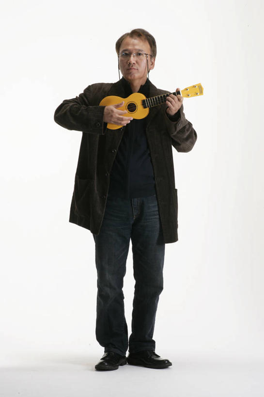 东方人,一个人,站,竖图,室内,白天,白色背景,正面,亚洲,仅一个男性,仅一个人,仅一个中年男性,握,服装,眼镜,吉他,乐器,弦乐器,弹奏,拿,拿着,注视,休闲装,黄种人,衣服,观察,看,站着,休闲,休闲服,握着,摄影,服饰,影棚,观看,察看,关注,弹拨弦鸣乐器,近视眼镜,尤克里里琴,夏威夷四弦琴,男人,男性,中年男性,亚洲人,站立,彩图,全身,影棚拍摄,拍摄,弹拨弦乐器