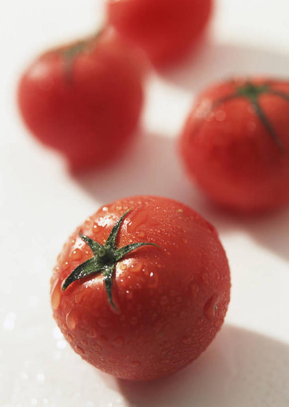 无人,竖图,俯视,室内,特写,白天,白色背景,水,餐桌,桌子,蔬菜,西红柿,阴影,朦胧,模糊,新鲜,反射,液体,影子,水滴,食品,食物,红色,四个,摄影,有机食品,绿色食品,影棚,餐台,洋柿子,柑仔蜜,番茄,臭柿,彩图,高角度拍摄,影棚拍摄,拍摄,六月柿,喜报三元