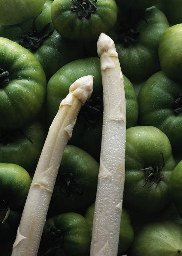 无人,竖图,俯视,室内,特写,白天,水,露水,芦笋,蔬菜,西红柿,一堆,许多,阴影,堆叠,堆积,新鲜,透明,反射,液体,影子,水滴,白芦笋,食品,很多,水珠,食物,绿色,露珠,有机食品,绿色食品,生机,堆,剔透,灵动,通明,猪尾巴,药鸡豆子,洋柿子,石刁柏,蚂蚁杆,龙须菜,狼尾巴根,柑仔蜜,番茄,臭柿,彩图,高角度拍摄,六月柿,晶莹,喜报三元