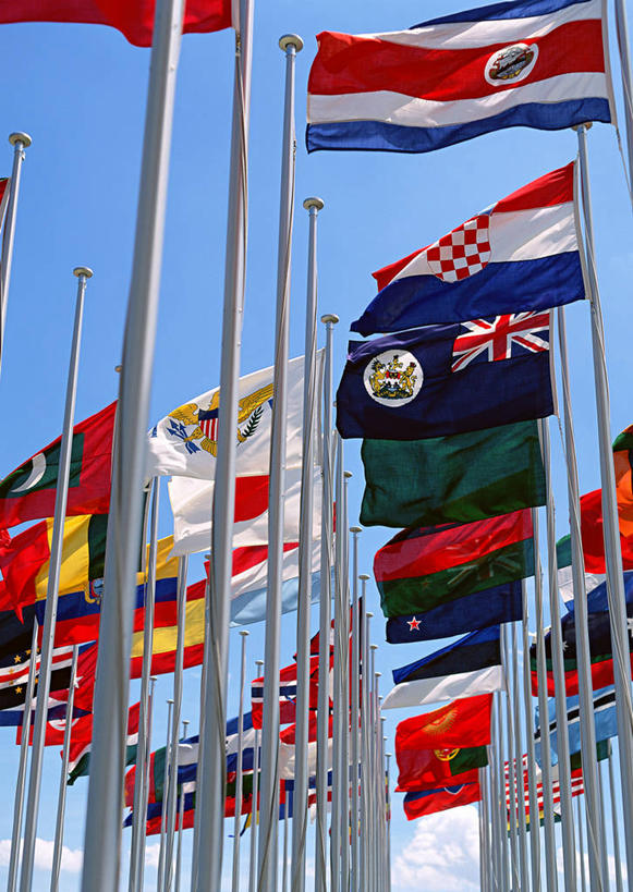 无人,竖图,彩色,室外,特写,白天,仰视,静物,旗帜,国旗,一排,许多,阴影,整齐,并列,并排,飘扬,光线,旗杆,影子,很多,排列,蓝色,蓝天,天空,阳光,天,晴朗,飘逸,五颜六色,色彩斑斓,队列,飞扬,五彩缤纷,平行,万里无云,五彩斑斓,五光十色,旗,晴空,晴空万里,彩图,低角度拍摄,万国旗