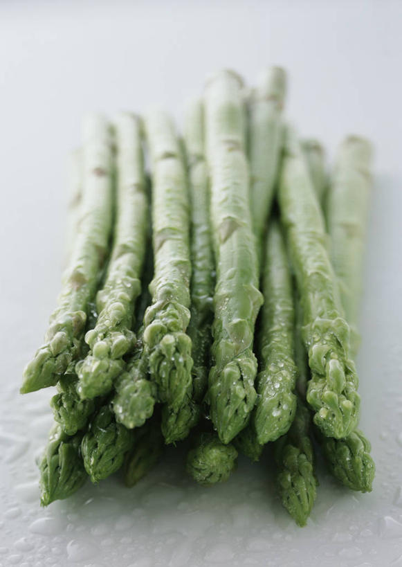 无人,竖图,俯视,室内,特写,白天,白色背景,桌面,桌子,芦笋,蔬菜,一堆,许多,阴影,堆叠,堆积,新鲜,反射,木制,影子,绿芦笋,食品,很多,食物,木制品,摄影,有机食品,绿色食品,影棚,堆,猪尾巴,药鸡豆子,石刁柏,蚂蚁杆,龙须菜,狼尾巴根,彩图,高角度拍摄,影棚拍摄,拍摄