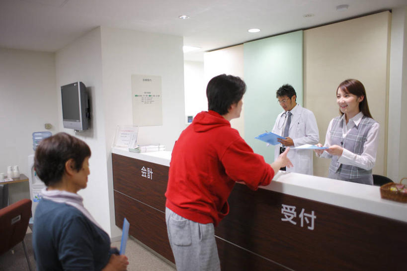 东方人,背部,四个人,商务人士,前台,医生,病人,商务女性,医院,站,说,横图,室内,白天,正面,工作服,制服,讨论,桌子,亚洲,握,套装,服装,标志,材料,档案,文件,文字,纸,字符,办公桌,领带,拿,拿着,注视,休闲装,黄种人,标识,衣服,手稿,资料,观察,记录,看,站着,医护人员,医疗人员,休闲,休闲服,汉字,服务台,握着,服饰,观看,证明,察看,象征,庄重,白大褂,关注,中文,文档,病患,商务装,身份,工薪阶层,医疗机构,记载,正式,地位,国文,华文,工作制服,记实,纪录,交流,老年女性,男人,男性,年轻男性,年轻女性,女人,女性,中年男性,亚洲人,白领,大夫,患者,就医者,上班族,沟通,讲话,交谈,商讨,说话,谈话,站立,半身,彩图,工作套服,病院,诊所,帮助台,呼叫台,病历