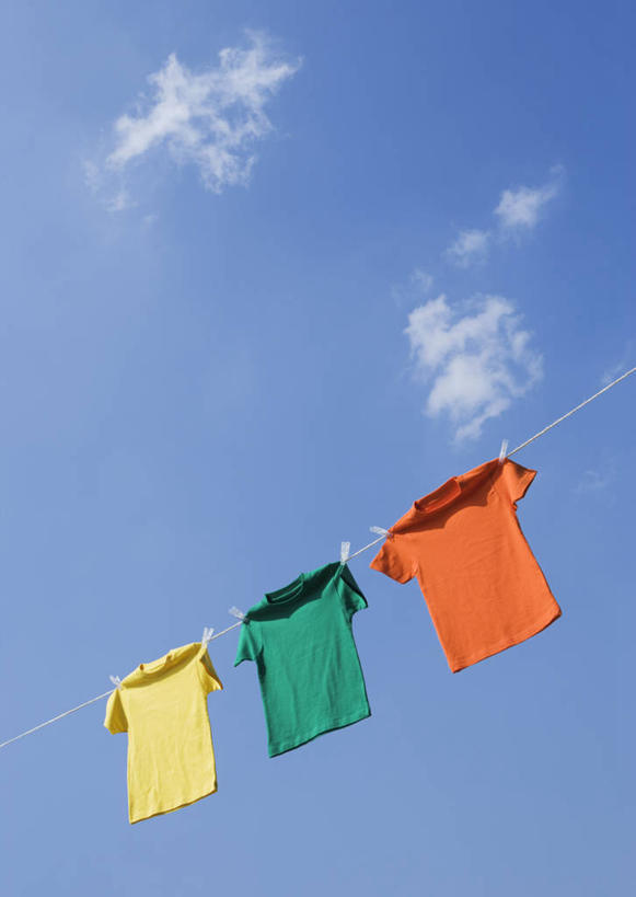 无人,竖图,室外,特写,白天,仰视,静物,一排,吊挂,悬挂,阴影,服装,整齐,光线,影子,挂,休闲装,排列,衣服,黄色,红色,蓝色,绿色,蓝天,天空,阳光,晾衣绳,绳子,天,三件,休闲,休闲服,服饰,晴朗,队列,万里无云,晴空,晴空万里,彩图,低角度拍摄