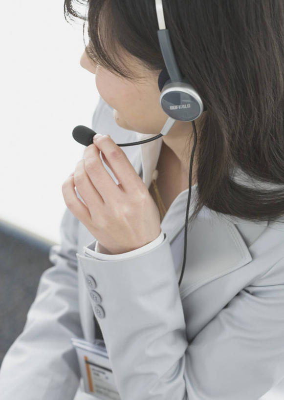 东方人,一个人,商务人士,商务女性,办公室,坐,竖图,俯视,室内,白天,通讯,客服,亚洲,仅一个年轻女性,仅一个女性,仅一个人,握,套装,信息,拿,话务员,拿着,扭头,黄种人,耳机,耳麦,话筒,转头,服务,握着,通信,协调,麦克风,头戴式耳麦,销售,商务装,工薪阶层,客服人员,电话销售,接待员,客户服务,年轻女性,女人,女性,亚洲人,白领,接线员,上班族,坐着,半身,彩图,高角度拍摄,头戴式耳机