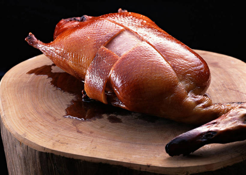 烤鸭,无人,横图,俯视,室内,特写,白天,烹饪,中餐,阴影,黑色背景,反射,影子,肉,料理,食品,案板,鸭肉,菜肴,美食,肉类,砧板,食物,一只,中式,摄影,佳肴,影棚,肉食,北京烤鸭,北京菜,京帮菜,京菜,彩图,高角度拍摄,影棚拍摄,拍摄