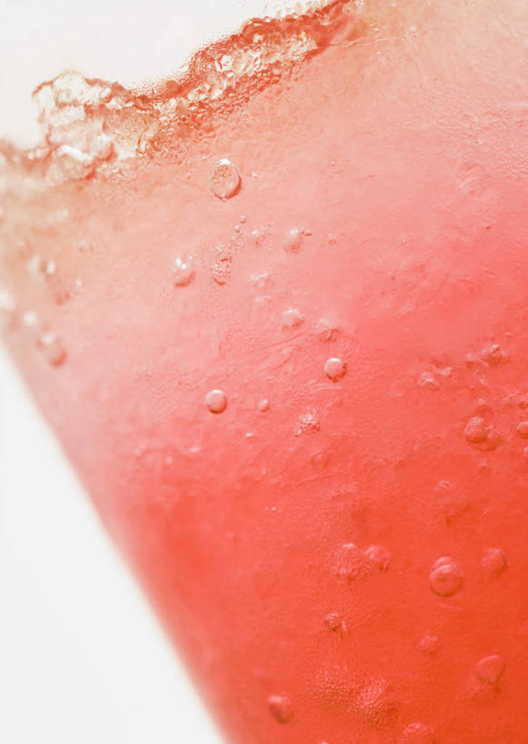 无人,竖图,室内,特写,白天,白色背景,正面,杯子,酒类,一杯,文化,玻璃制品,酒,饮料,一个,红色,水杯,鸡尾酒,调酒,摄影,影棚,单个,创造,想象,玻璃杯,彩图,影棚拍摄,拍摄