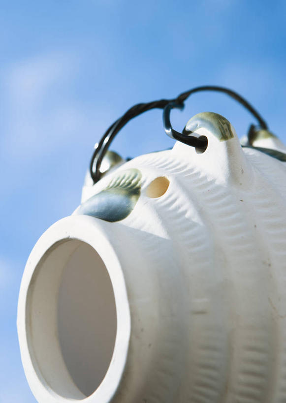 无人,竖图,室外,特写,白天,仰视,阴影,日本文化,光线,蚊香猪,影子,云,云朵,蚊香架,云彩,文化,一个,蓝色,白色,白云,蓝天,天空,阳光,天,晴朗,单个,和风,晴空,彩图,低角度拍摄,蚊取豚,香薰器,小猪香炉,传统文化