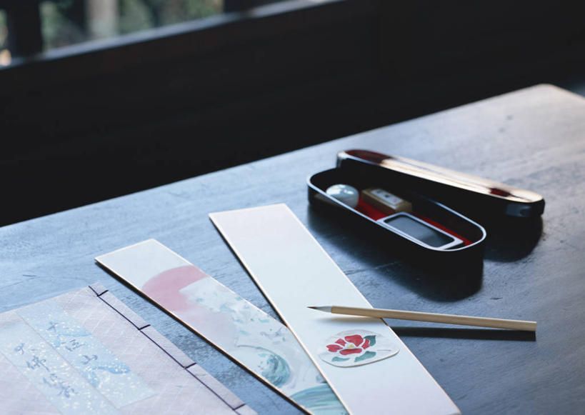 无人,横图,俯视,室内,特写,白天,门,桌子,拉门,朦胧,模糊,笔,毛笔,砚台,纸,办公用品,稿纸,信纸,纸张,砚,书桌,移门,文具,便签纸,课桌,学习用品,文具用品,文房四宝,障子,纸门,拉窗,纸拉窗,纸拉门,彩图,高角度拍摄,速写纸,文稿纸,演算纸