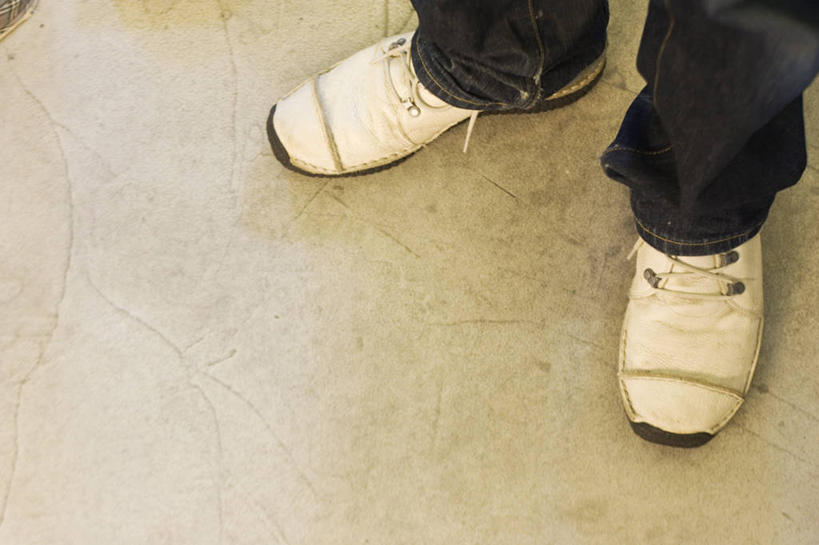 东方人,腿部,腿,一个人,工程师,建筑工人,建筑师,站,横图,俯视,室内,特写,白天,运动鞋,鞋子,亚洲,仅一个男性,仅一个人,裤子,牛仔裤,黄种人,仅一个年轻男性,站着,休闲鞋,男人,男性,年轻男性,亚洲人,技师,建筑工,建筑设计师,站立,半身,彩图,高角度拍摄