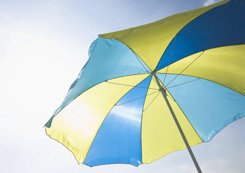 无人,横图,室外,特写,白天,仰视,静物,阴影,光线,伞,影子,雨伞,遮阳伞,阳伞,黄色,蓝色,蓝天,天空,阳光,天,晴朗,太阳伞,万里无云,一顶,晴空,晴空万里,彩图,低角度拍摄