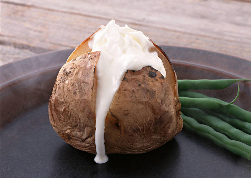 无人,横图,俯视,室内,特写,白天,烹饪,西餐,植物,桌面,桌子,蔬菜,土豆,餐具,阴影,新鲜,反射,木制,碟子,盘,影子,豆类,豆子,豌豆,料理,食品,烤土豆,荷兰豆,菜肴,美食,食物,一个,盘子,木制品,碟,西式,佳肴,有机食品,绿色食品,单个,雪豆,豆科,馍馍蛋,寒豆,毕豆,麻累,国豆,小寒豆,麦豌豆,洋芋,山药蛋,马铃薯,彩图,高角度拍摄