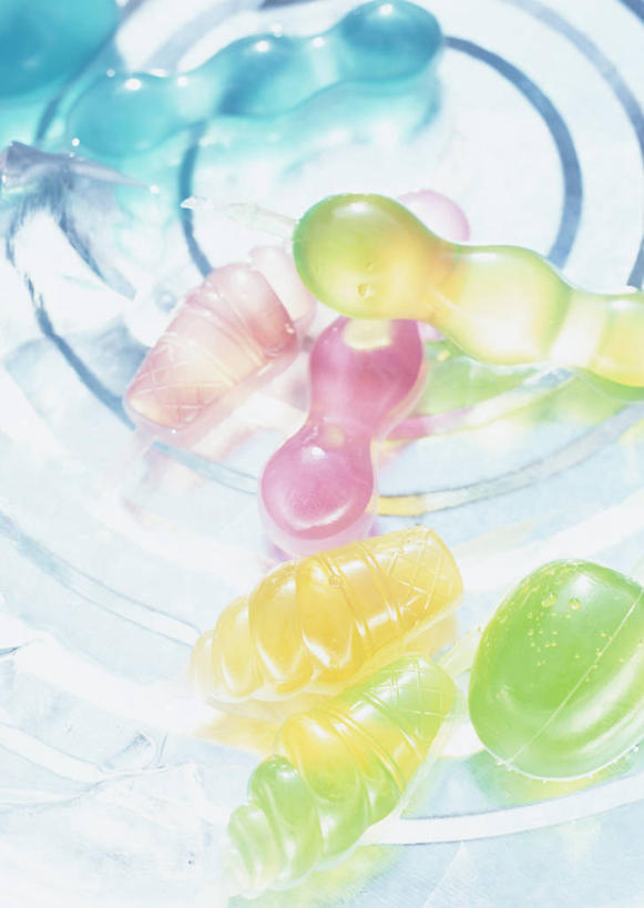 点心,无人,竖图,俯视,彩色,室内,特写,白天,水,朦胧,模糊,液体,水滴,食品,甜点,甜品,食物,果冻,甜食,零食,五颜六色,色彩斑斓,五彩缤纷,啫喱,五彩斑斓,五光十色,彩图,高角度拍摄