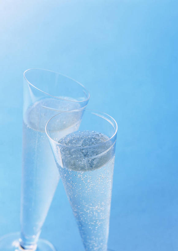 无人,竖图,室内,白天,正面,杯子,蓝色背景,圆形,饮品,两杯,玻璃制品,饮料,两个,水杯,摄影,影棚,苏打水,可口,适口,玻璃杯,彩图,影棚拍摄,拍摄
