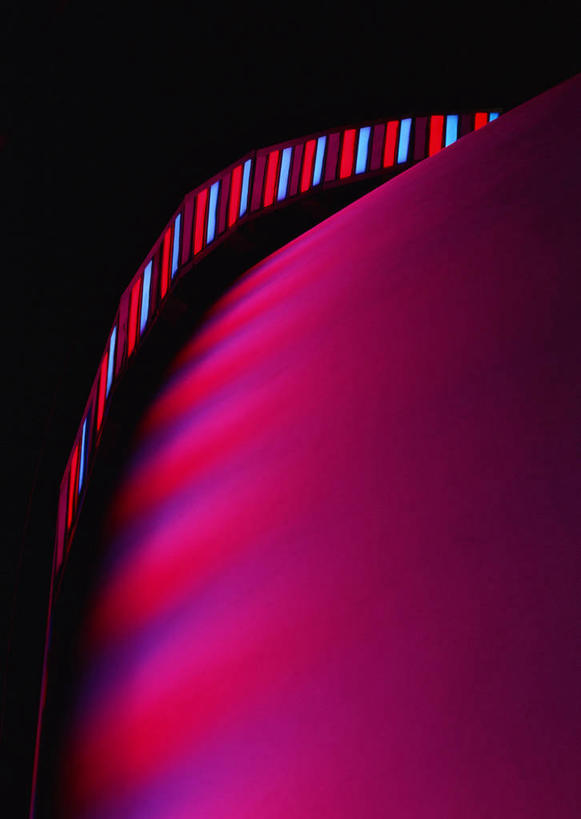 无人,竖图,室内,白天,正面,抽象,神秘,数码,科技,一排,阴影,整齐,科学,网络,线条,高光,几何,计算机图形,合成,排列,紫色,夸张,电脑合成图,数码合成图,优美,庄重,合成图,队列,高贵,消极,深奥,冷色,孤寂,彩图,奢华