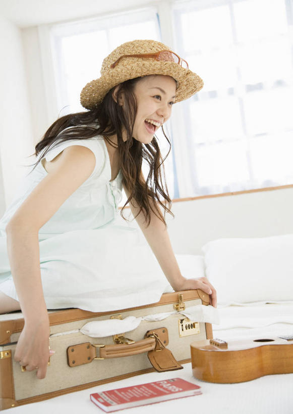 东方人,一个人,坐,笑,微笑,露齿笑,竖图,室内,白天,侧面,窗户,帽子,亚洲,仅一个年轻女性,仅一个女性,仅一个人,一把,握,阴影,服装,反射,草帽,拉杆箱,旅行箱,影子,墙,吉他,乐器,弦乐器,注视,休闲装,黄种人,玻璃窗,墙壁,墙面,衣服,白色,行李箱,箱子,观察,看,休闲,休闲服,握着,服饰,观看,出差,察看,关注,弹拨弦鸣乐器,尤克里里琴,一顶,夏威夷四弦琴,年轻女性,女人,女性,亚洲人,坐着,半身,彩图,旅行,弹拨弦乐器