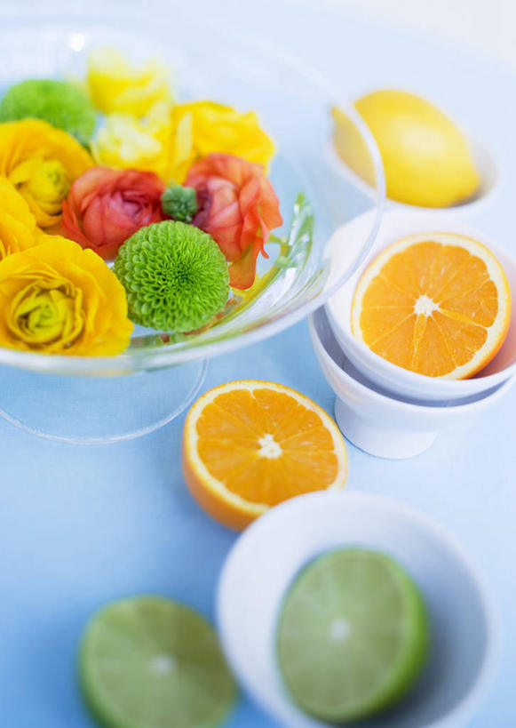 无人,竖图,俯视,室内,特写,白天,桌面,桌子,柠檬,水果,玻璃,一堆,许多,切开,阴影,堆叠,堆积,蓝色背景,新鲜,盛开,反射,木制,影子,陶瓷,生食,食品,果实,陶瓷制品,花蕾,玻璃制品,花,花瓣,花朵,鲜花,食物,蓝色,木制品,容器,碗,花苞,花蕊,切,摄影,有机食品,绿色食品,影棚,储藏,堆,甜橙,储存,剖面,切面,坚持,耧斗菜,酸橙,猫爪花,代代,益母果,柠果,橙子,橙,彩图,高角度拍摄,影棚拍摄,拍摄,鹄壳,黄橙,黄果,金橙,金环,金球,糖橙,贮存