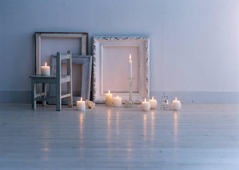 无人,横图,室内,白天,正面,地板,蜡烛,椅子,相框,阴影,光线,火焰,影子,烛光,木椅,地面,燃烧,木地板,点燃,彩图