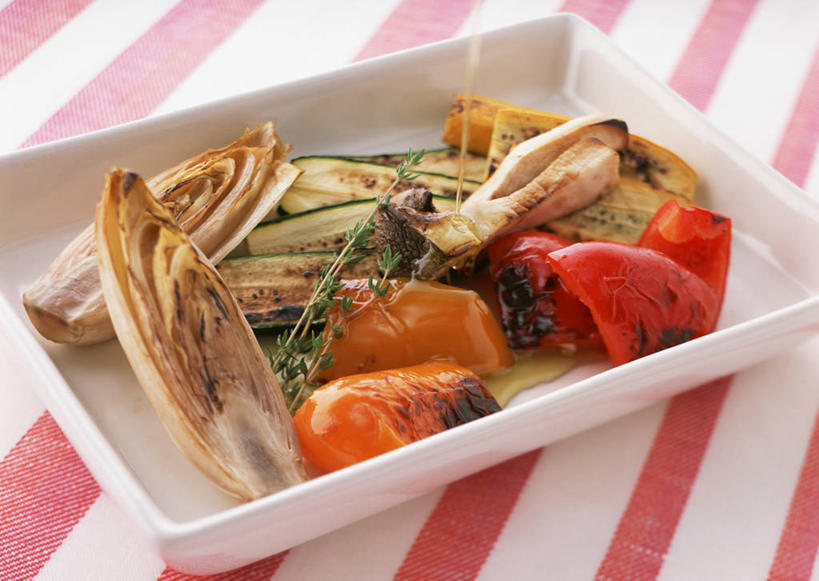 无人,横图,俯视,室内,特写,白天,黄瓜,蔬菜,餐具,一堆,许多,阴影,堆叠,堆积,新鲜,反射,碟子,盘,影子,菊苣,青椒,食品,药草,食物,腌制,一个,红色,白色,盘子,碟,橙色,有机食品,绿色食品,单个,堆,药材,酸黄瓜,腌渍,大椒,菜椒,甜椒,柿子椒,青瓜,胡瓜,灯笼椒,彩图,高角度拍摄,清脆,爽口