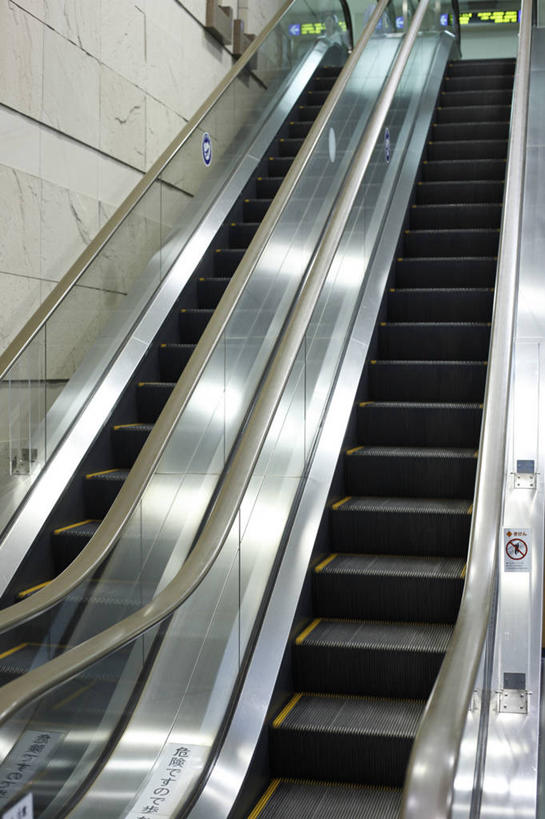 无人,竖图,室内,白天,正面,电梯,阴影,反射,影子,电动扶梯,自动扶梯,运输工具,彩图,扶手电梯,升降设备,运输带,自动行人电梯,电扶梯