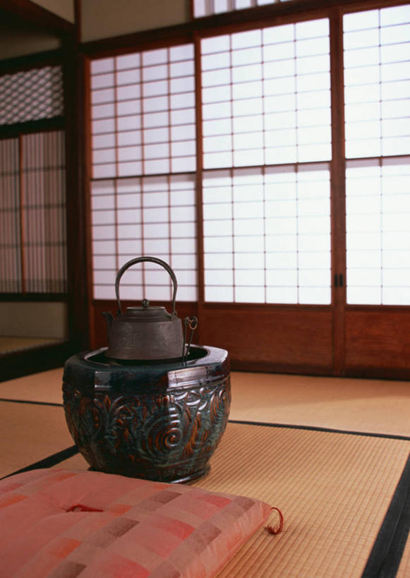 无人,竖图,室内,白天,正面,靠垫,门,拉门,阴影,反射,壶,影子,靠枕,塌塌米,榻榻米,移门,木炭,水壶,茶壶,容器,垫子,枕头,障子,纸门,柴炭,叠席,彩图