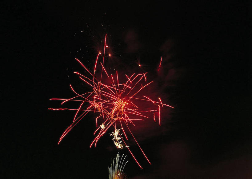 无人,横图,彩色,室外,特写,夜晚,仰视,热情,烟火,火,阴影,飞溅,黑色背景,节日,庆祝,溅,光线,火苗,火焰,影子,辉煌,燃烧,文化,红色,焰火,点燃,庆典,灿烂,纪念,五颜六色,庆贺,色彩斑斓,火光,喷洒,祝贺,礼花,五彩缤纷,花炮,礼花炮,五彩斑斓,绚烂,光耀,五光十色,烟花,彩图,低角度拍摄