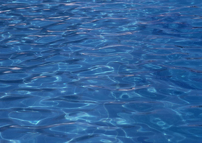 无人,横图,俯视,室外,特写,白天,阴影,波纹,透明,光线,液体,影子,涟漪,蓝色,倒影,水纹,阳光,波浪,倒映,水晕,理智,沉静,冷色,高深,冷淡,反照,彩图,高角度拍摄