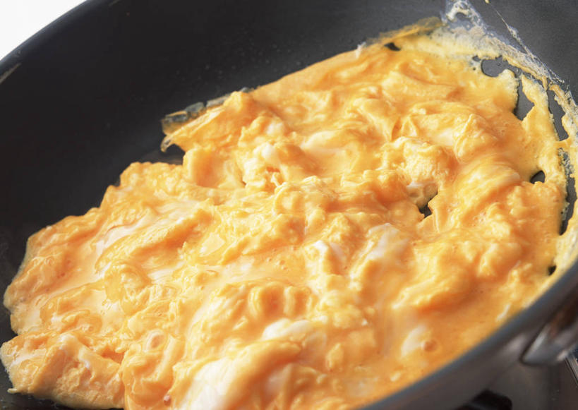 无人,横图,俯视,室内,特写,白天,烹饪,厨具,金属制品,一堆,许多,阴影,堆叠,堆积,反射,金属,锅子,影子,蛋,鸡蛋,炒鸡蛋,锅,黄色,煎锅,锅具,堆,烹饪用具,草鸡蛋,卵,烹调用具,烹调,彩图,高角度拍摄