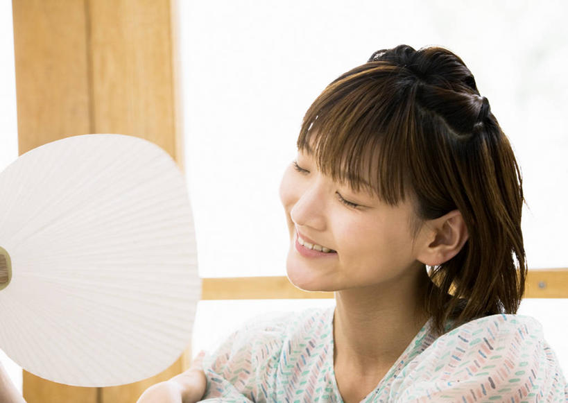 东方人,一个人,坐,闭眼,笑,微笑,露齿笑,横图,室内,白天,正面,窗户,亚洲,仅一个年轻女性,仅一个女性,仅一个人,一把,握,阴影,服装,反射,扇子,影子,清凉,休闲装,黄种人,凉爽,文化,玻璃窗,装饰品,衣服,耳环,饰品,首饰,休闲,休闲服,握着,服饰,耳饰,年轻女性,女人,女性,亚洲人,闭眼睛,闭着眼,闭着眼睛,坐着,半身,彩图,宫扇,纨扇,圆扇,传统文化