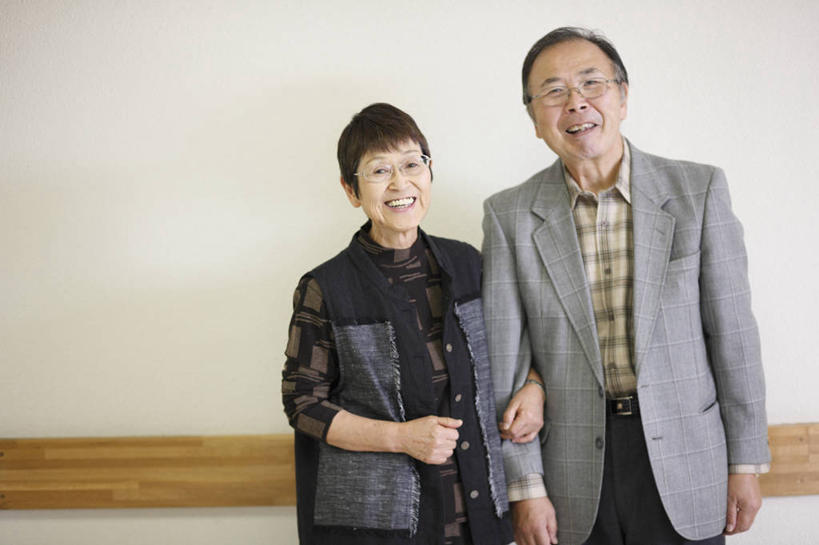 东方人,老年人,两个人,家庭,夫妻,医院,站,笑,微笑,露齿笑,横图,室内,白天,正面,爱情,亚洲,眼镜,墙,浪漫,注视,黄种人,墙壁,墙面,白色,观察,看,手挽手,站着,温暖,温馨,一家人,恩爱,恋人,观看,老花镜,和睦,察看,关注,医疗机构,远视眼镜,老年男性,老年女性,男人,男性,女人,女性,亚洲人,夫妇,情侣,站立,半身,彩图,病院,诊所,伴侣,融洽