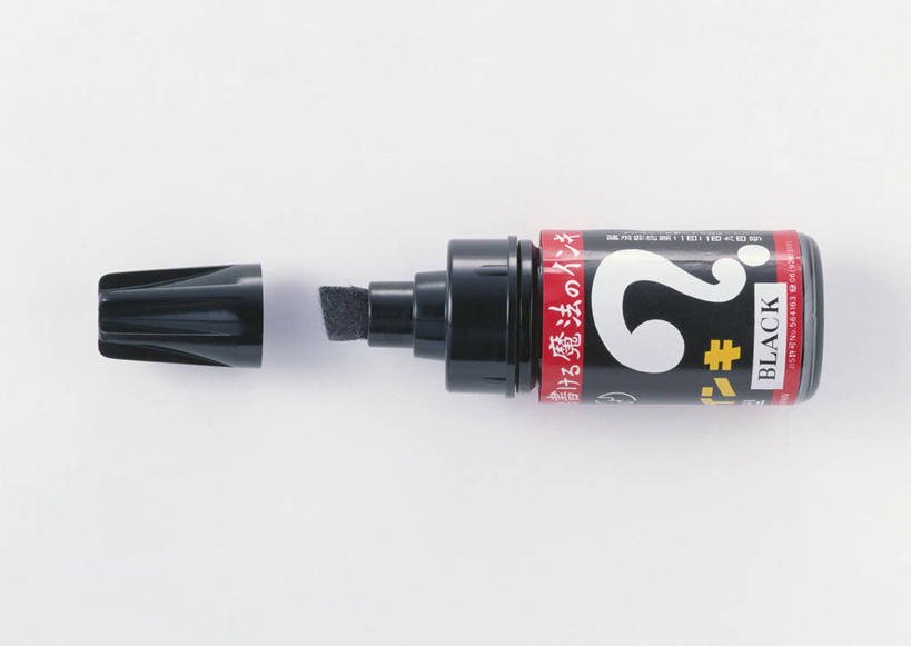 无人,横图,俯视,室内,特写,白天,白色背景,静物,阴影,反射,日文,笔,标志,文字,影子,字符,办公用品,标识,文具,黑色,学习用品,摄影,影棚,文具用品,荧光笔,一支,问号,日语,彩图,高角度拍摄,影棚拍摄,拍摄